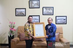 Kakanwil Kemenkumham Babel Serahkan Surat Pencatatan KIK "Tengkelesak Lenggang" Kepada Bupati Beltim