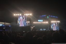 Sheila on 7 buka konser dengan lagu "Pejantan Tangguh"