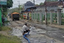 Dampak truk angkutan tambang, warga Tulungagung keluhkan jalan rusak