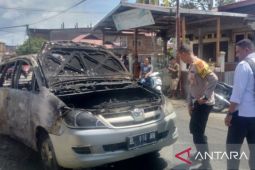 Diduga angkut BBM, minibus hangus terbakar