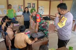 TNI di Kalbar bantu alat tulis pelajar di perbatasan Indonesia - Malaysia