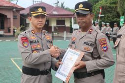 Kapolres Balangan apresiasi personel berprestasi dengan pemberian penghargaan