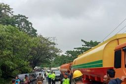 Truck CPO teperosok di jalan ambles KM 81, lalu lintas macet total