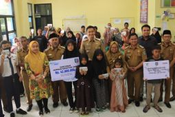 Pemkab Pringsewu serahkan bantuan rehabilitasi sosial
