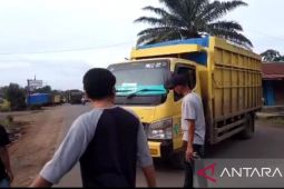 Masyarakat Tanjung Mulyo Batanghari tutup jalan nasional halau truk batu bara
