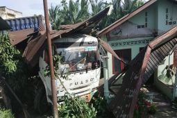 Truk tabrak  dua rumah dan dua kios di Tebing Tinggi