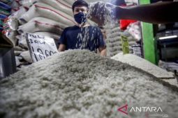 Pasokan beras ke Pasar Johar Karawang berkurang akibat belum memasuki masa panen