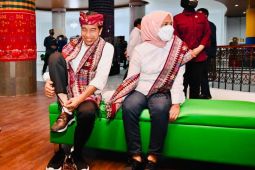 Presiden beli sepatu kets tenun Bali