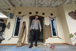 350 personel Polres Garut bantu bersihkan rumah dampak gempa