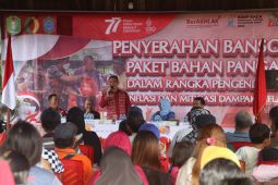 Ria Norsan serahkan 1.000 paket sembako di Kabupaten Landak