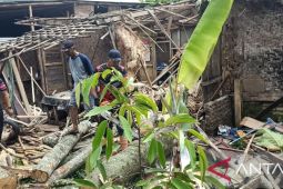 Angin kencang akibatkan rumah dan pos polisi di Simpenan Sukabumi rusak