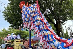 Persiapan atraksi naga saat Cap Go Meh di Pontianak