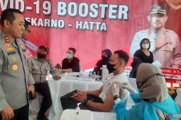 Polisi menggelar vaksinasi penguat kedua di Bandara Soekarno-Hatta