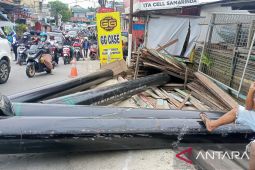 Pipa besar muatan truk jatuh di lintasan Gunung Manggah sebabkan kemacetan