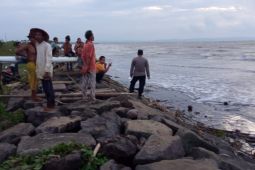 Tim SAR cari pekerja tambak korban kecelakaan laut di Pantai Cibungur