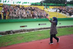 Gubernur Khofifah semangati penampil "paper mob" peringati seabad NU