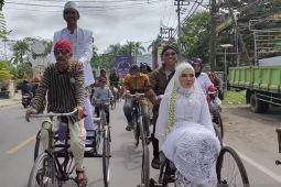 Perkawinan unik, mempelai diarak kepusat kota bersepeda ontel