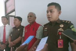 Polres serahkan tersangka kasus korupsi gaji Satpol PP ke Kejari Seram Bagian Timur