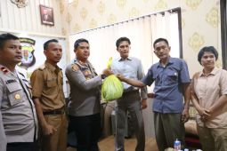 Keluarga korban penembakan serahkan barang bukti ke Kapolres