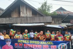 Legislatif serap aspirasi sambil berbagi rezeki