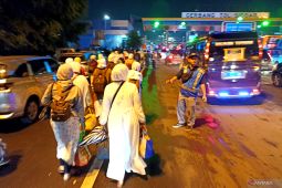 Jalan ditutup, peserta Harlah seabad NU jalan kaki menuju GOR Sidoarjo.