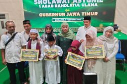 Khofifah beri hadiah empat pemenang Sholawat Asyghil
