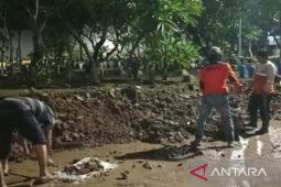 Dinding makam di Jalan Menur roboh saat hujan deras