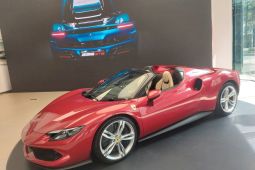 Ferrari hadirkan mobil sport hybrid dengan atap terbuka 296 GTS