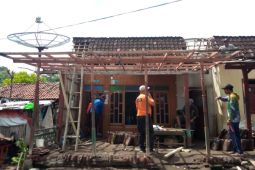 Diterjang puting beliung, puluhan rumah di Situbondo porak-poranda