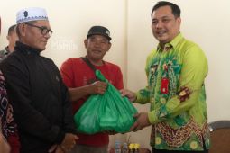 Wali Kota Banjarbaru serahkan beras CPP untuk kendalikan inflasi