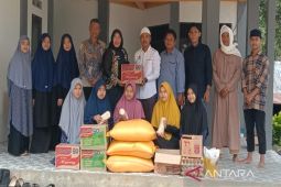 Kadis PUPR Kotabaru bagikan paket sembako