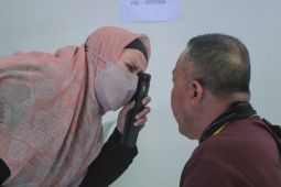 Senyum sang dokter saat pasien kembali mampu melihat dunia secara tajam