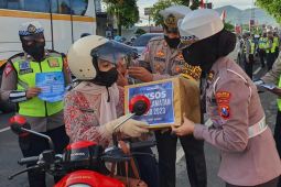 Satlantas Polres Trenggalek beri hadiah pengendara tertib lalu lintas