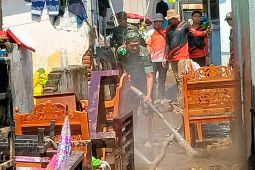 BPBD Banyuwangi bantu warga bersihkan lumpur pascabanjir