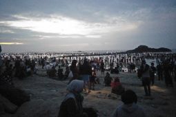 Ribuan warga mengikuti puncak Festival Bau Nyale di Pantai Seger Mandalika