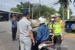 Satlantas Bangka Barat bagikan helm dalam Operasi Keselamatan 2023
