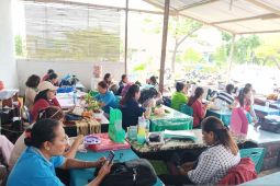 Rusak akibat gempa, Puskesmas Saumlaki gunakan tempat parkir untuk layani pasien