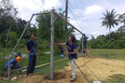 Karyawan PT Timah Tbk Bersama Pemuda Dusun Terabik Bergotong Royong Dirikan Tiang Gawang