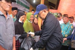 Sutarmidji serahkan 2.000 paket sembako di Sambas