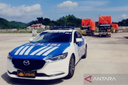 Polisi kawal kedatangan logistik WSBK 2023 ke Sirkuit Mandalika