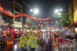 Festival Cap Go Meh, hujan deras tak surutkan masyarakat datangi Kya-Kya