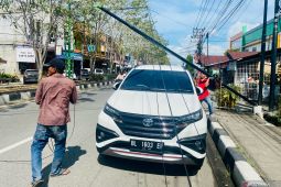 Tiang jaringan telekomunikasi nyaris timpa minibus di Meulaboh