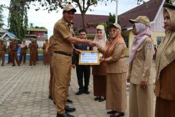 Wabup Merangin berikan penghargaan ke pengelola aplikasi Elsimil dan Tim Pendamping Keluarga