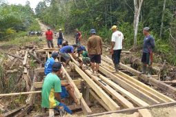 TNI bersama warga bangun jembatan Nanga Bayan di perbatasan Indonesia-Malaysia