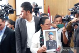 Ibunda bawa foto Yosua Hutabarat ke ruang sidang vonis Ferdy Sambo
