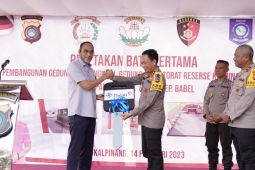PT Timah Tbk Serahkan Mobil Sampah ke Polda Babel