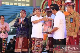 Gubernur Bali serahkan dana BKK Rp43 miliar ke Pemkab Jembrana