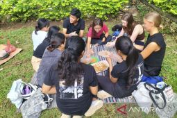 Mahasiswa BIPAS Unud dari 7 negara belajar kuliner "sate lilit" Bali