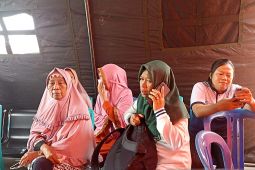 Keluarga penumpang Express Pricillia yang mogok menunggu di pelabuhan