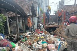 DLH gerak cepat tangani tumpukan sampah rumah tangga Surabaya